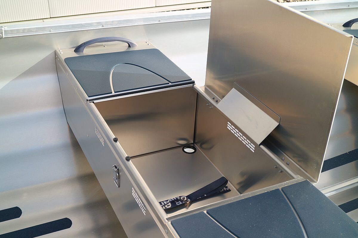 Dieses Bild zeigt unser Aluboot Linder Fishing 440 - Ansicht des Stauraumes innen