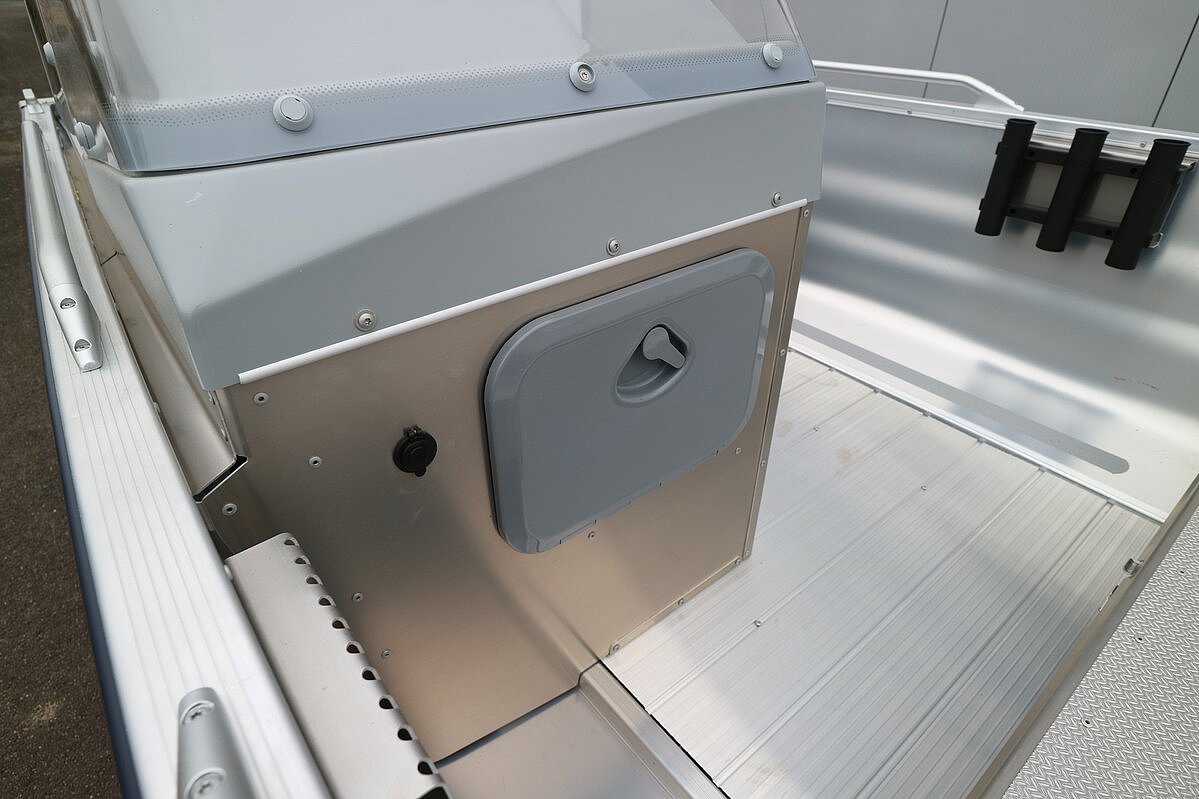 Dieses Bild zeigt unser Aluboot Linder Sportsman 445 Catch inkl. Garmin 9" GPS  - Fahrerkabinenstaufach
