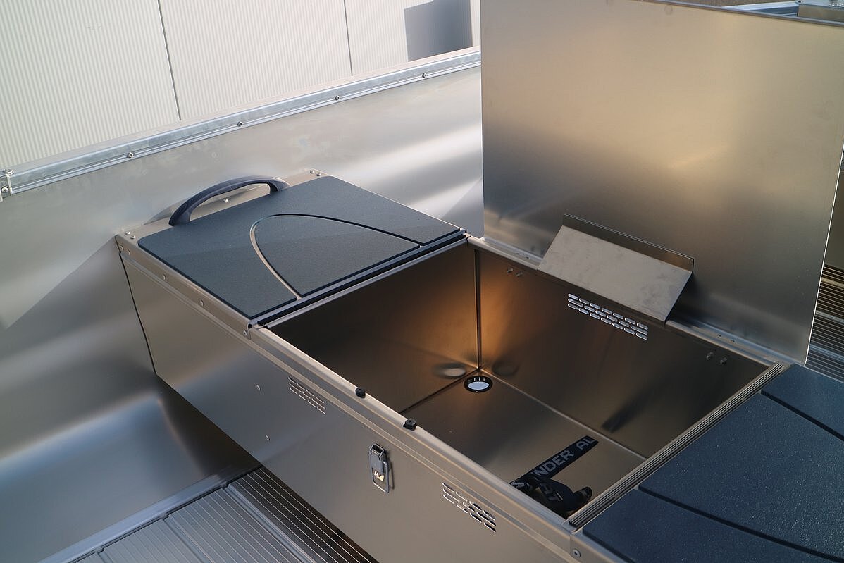 Dieses Bild zeigt unser Aluboot Linder Sportsman 445 Basic  - Sitzbank mitte mit geöffnetem Stauraum