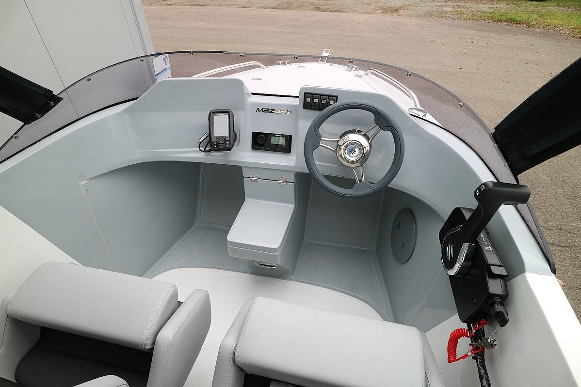 Das Bild zeigt unseren Mazury Fun 3 - Steuer