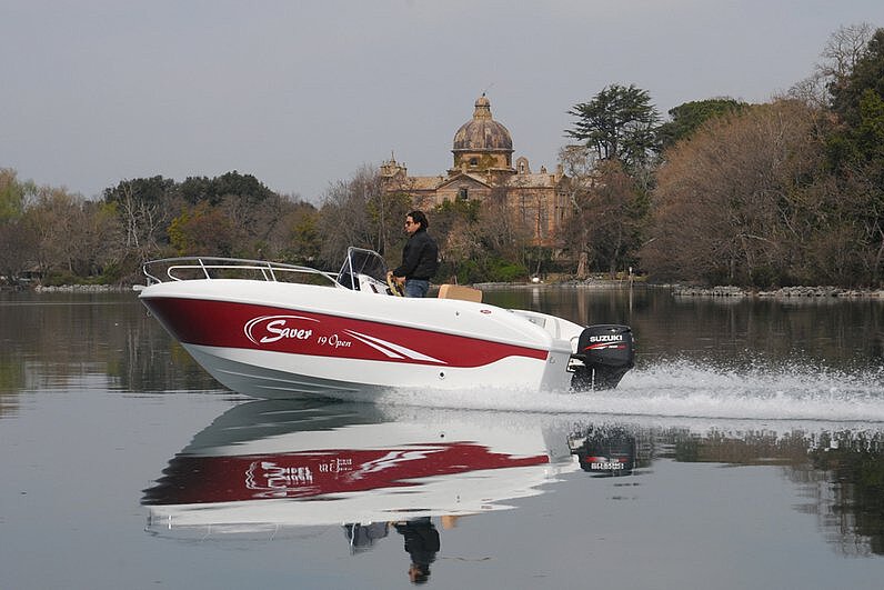 Dieses Bild zeigt unser Motorboot Saver 19 Open - von schräg hinten in Aktion