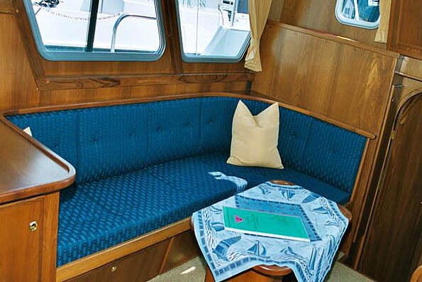 Dieses Bild Zeigt unsere Yacht Lady Marenka - Babro 1120 - Salon Sitzecke anderer Winkel