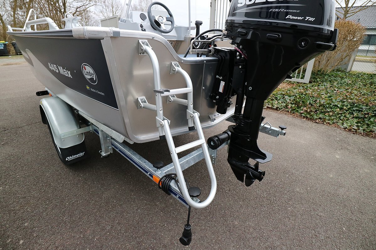 Dieses Bild zeigt unser Aluboot Linder Sportsman 445 Max inkl. Garmin 9" GPS - Ansicht des Hecks mit ausgeklappter Rettungsleiter mit Motor daneben