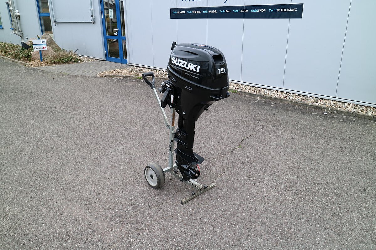Dieses Bild zeigt den Ausstellungsmotor Suzuki DF 15 ARL.