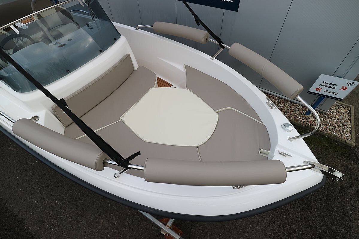 Dieses Bild zeigt unser Motorboot Aquila 5.3 Sun inkl. Motor - Ansicht auf das Vorderdeck als Liegefläche