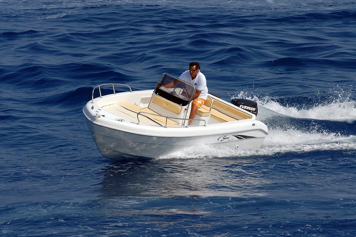 Ein Motorboot gefahren von einer Person