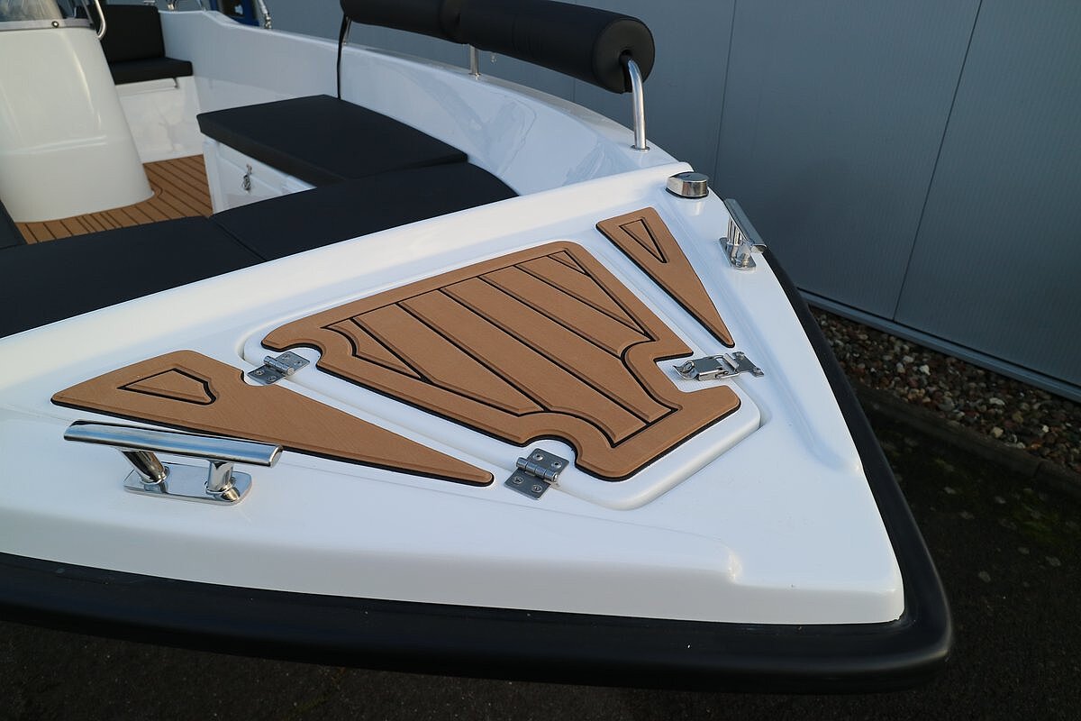 Dieses Bild zeigt unser Motorboot Aquila 4.8 Family inkl. Motor - vorderer Stauraum