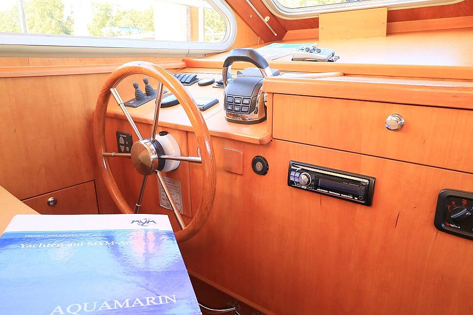 Dieses Bild zeigt unsere Yacht Aquamarin - M-Cruiser 125 - Detailansicht des Steuers