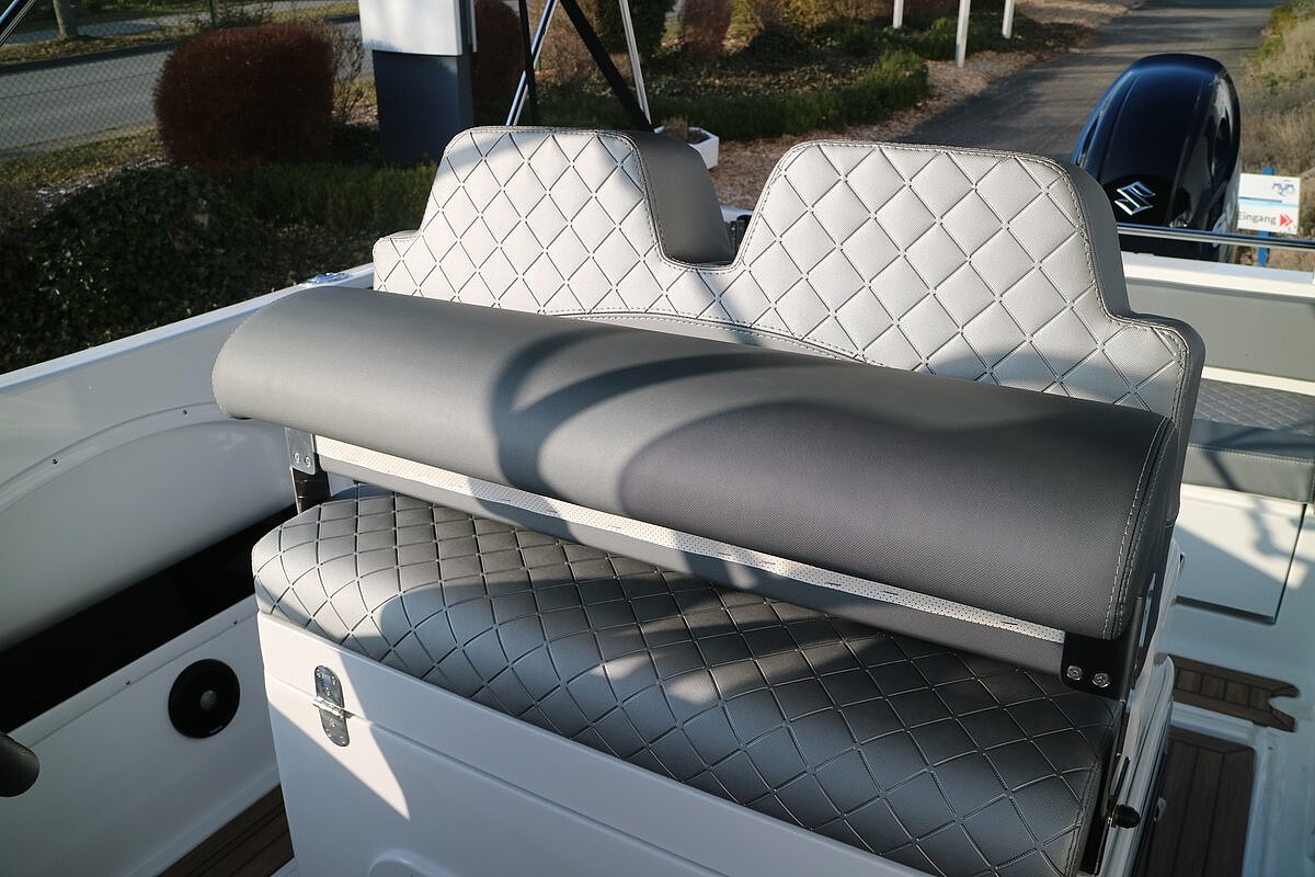 Dieses Bild zeigt unser Motorboot Saver 750 Walk Around - Steuersitzbank