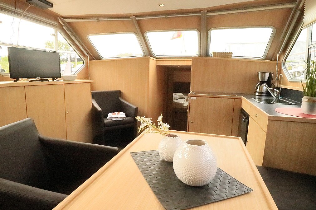 Dieses Bild zeigt unsere Yacht Hope - M-Retro 130 - Kabine mit Sitzgelegenheit anderer Winkel
