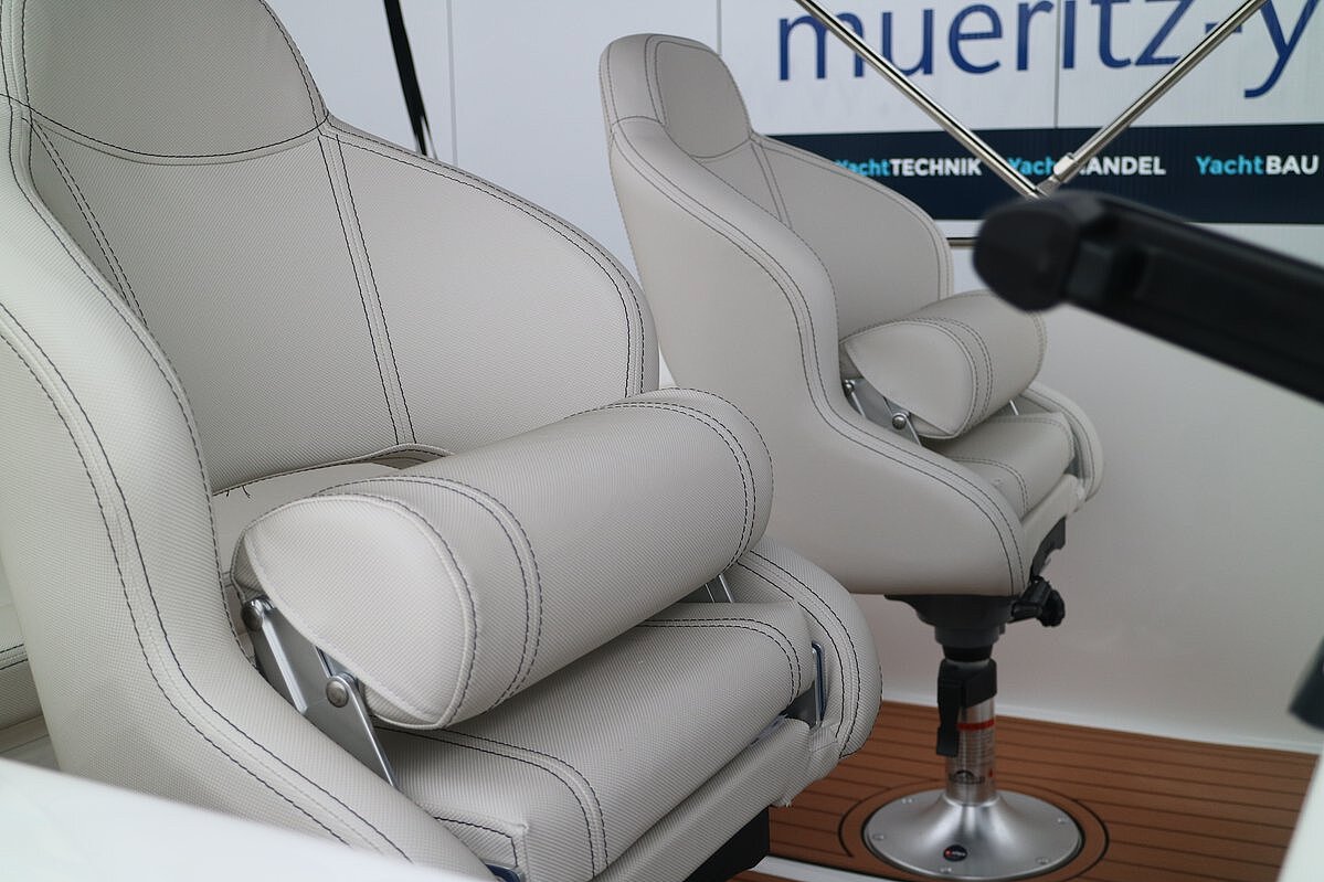 Dieses Bild zeigt unser Motorboot Aquila 5.3 Sundeck inkl. Motor - Steuersitze eingeklappt