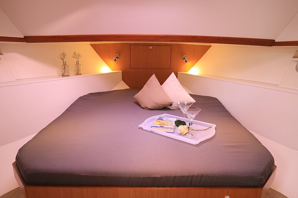 Dieses Bild zeigt unsere Yacht Platinu - M-Retro 120 - Schlafkabine Bett