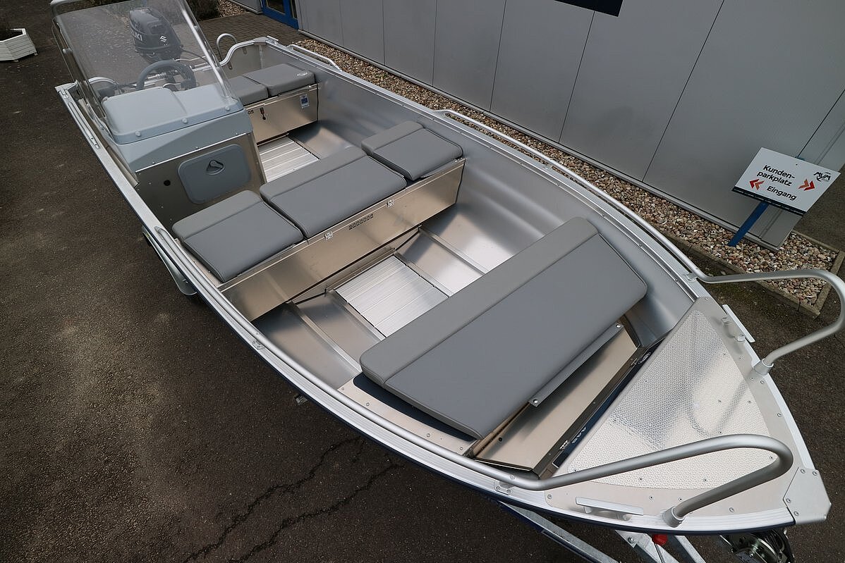 Dieses Bild zeigt die Innenansicht der Linder Sportsman 445 Max inkl. Garmin.