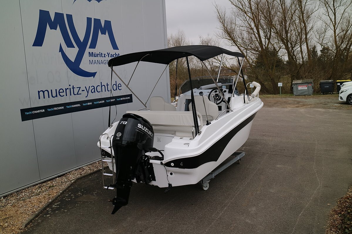 Dieses Bild zeigt unser Motorboot Aquila 5.3 Sundeck inkl. Motor- Ansicht von hinten