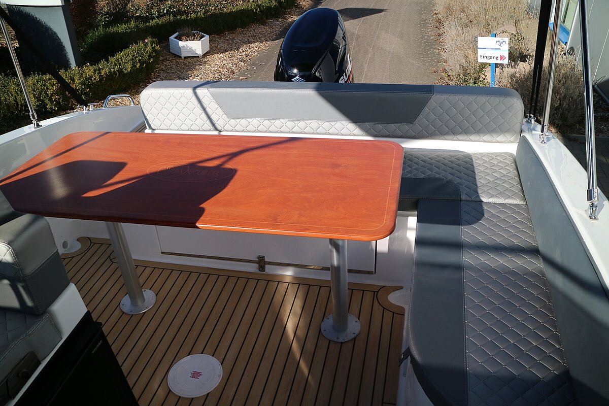 Dieses Bild zeigt unser Motorboot Saver 660 Walk Around - Sitzecke mit Tisch