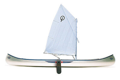 Dieses Bild zeigt ein Kanu mit Segelausrüstung.