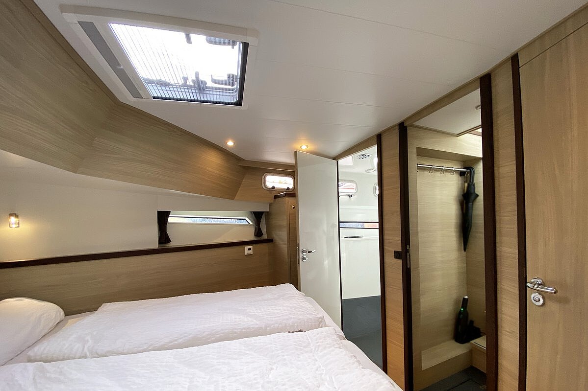 Dieses Bild zeigt unsere Yacht Vida - Discovery 47AC Luxury - Bugkabine andere Ansicht