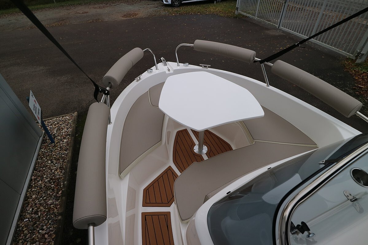Dieses Bild zeigt unser Motorboot Aquila 5.3 Sun inkl. Motor - Ansicht der Sitzfläche mit Tisch