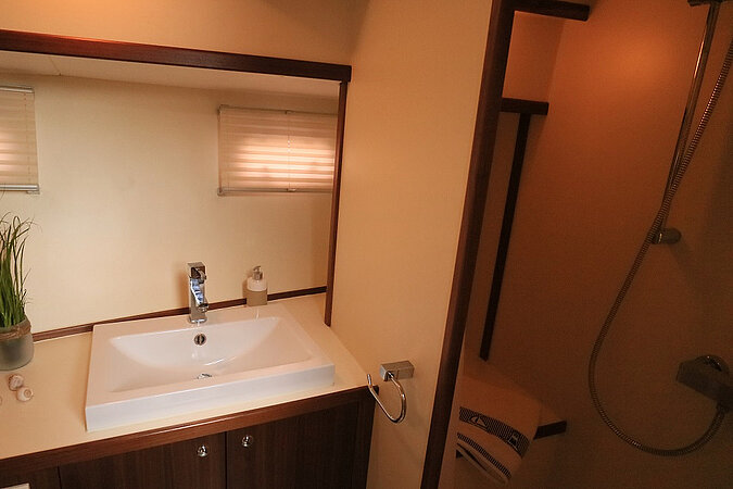 Dieses Bild zeigt unsere Yacht M-Line - M-Retro - Bad anderer Winkel