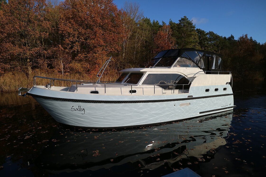 Dieses Bild zeigt unsere Yacht Sally - Concordia 120 AC  - von außen seitlich im Profil andere Seite