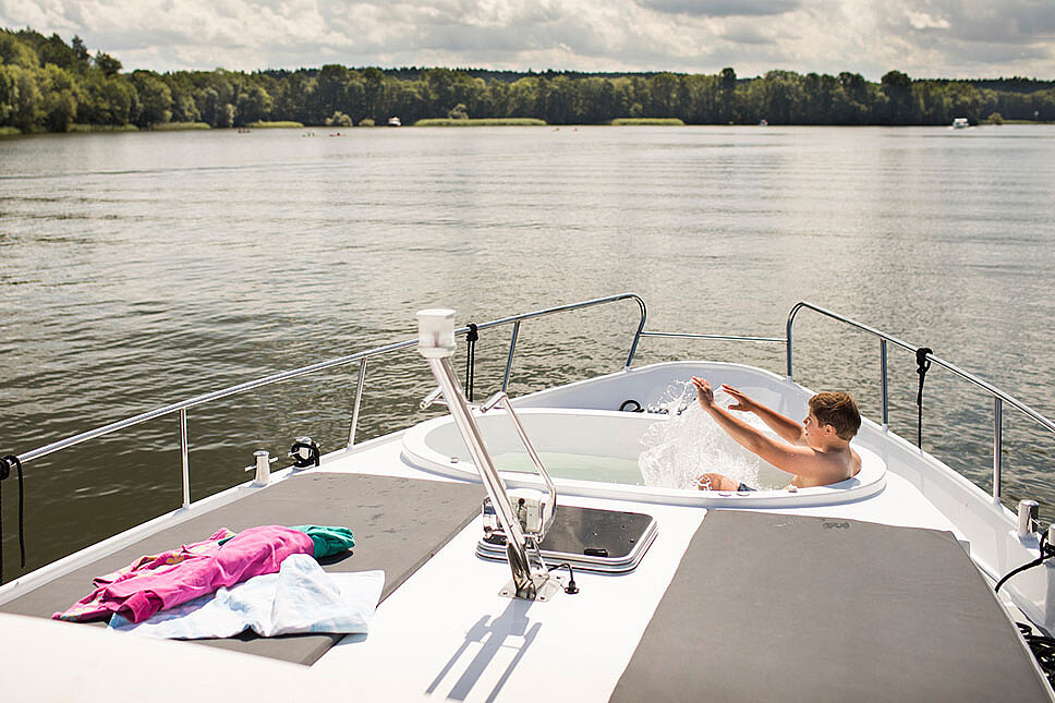 Dieses Bild zeigt unsere Yacht Sky Blue - M-Retro 140 Pool - Whirlpool