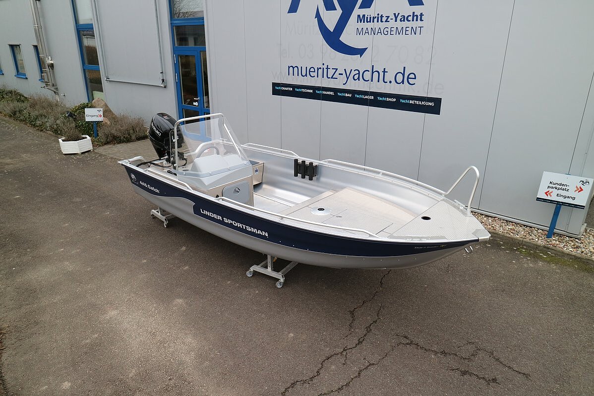 Dieses Bild zeigt die Seitenansicht der Linder Sportsman 445 Catch inkl. Garmin.