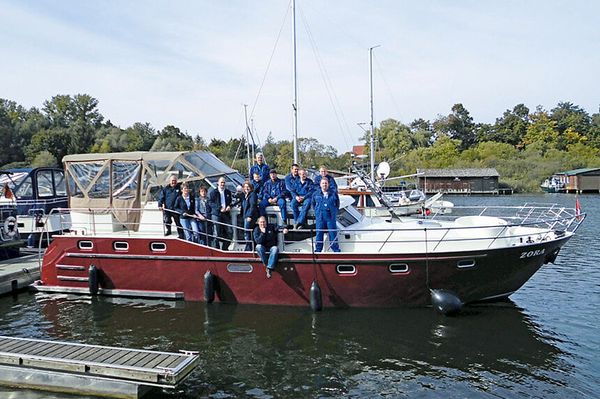 Auf diesem Bild sehen sie die Belegschaft der Müritz Yacht auf einer Yacht