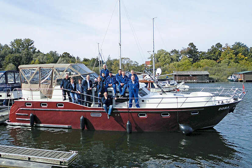 Auf diesem Bild sehen sie die Belegschaft der Müritz Yacht auf einer Yacht