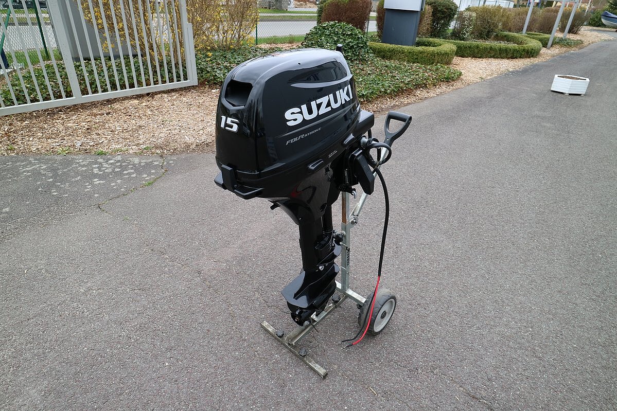 Dieses Bild zeigt den Ausstellungsmotor Suzuki DF 15 ARL.