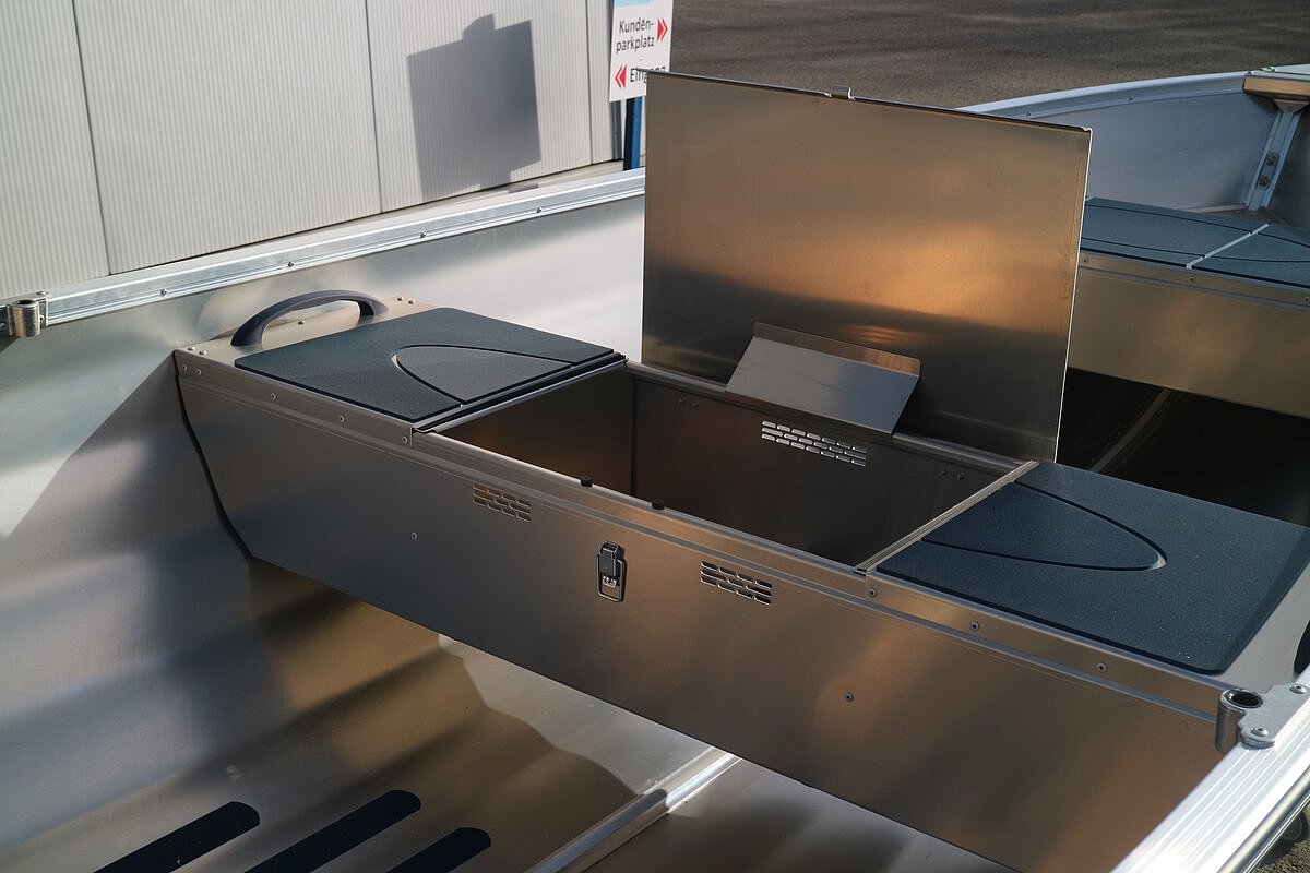 Dieses Bild zeigt unser Aluboot Linder Fishing 440 - Ansicht des Stauraumes