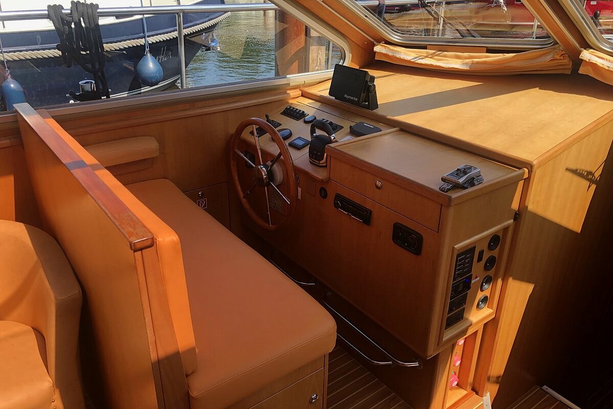 Dieses Bild zeigt unsere Yacht Aquamarin - M-Cruiser 125 - Steuer