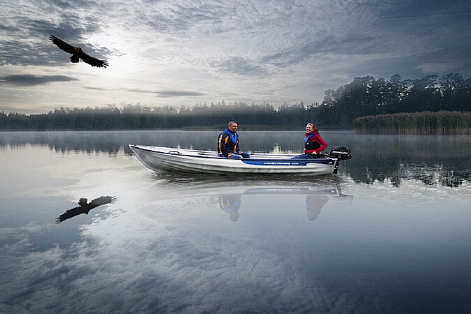 Dieses Bild zeigt das Linder Fishing 440 auf einem See mit 2 Personen darin