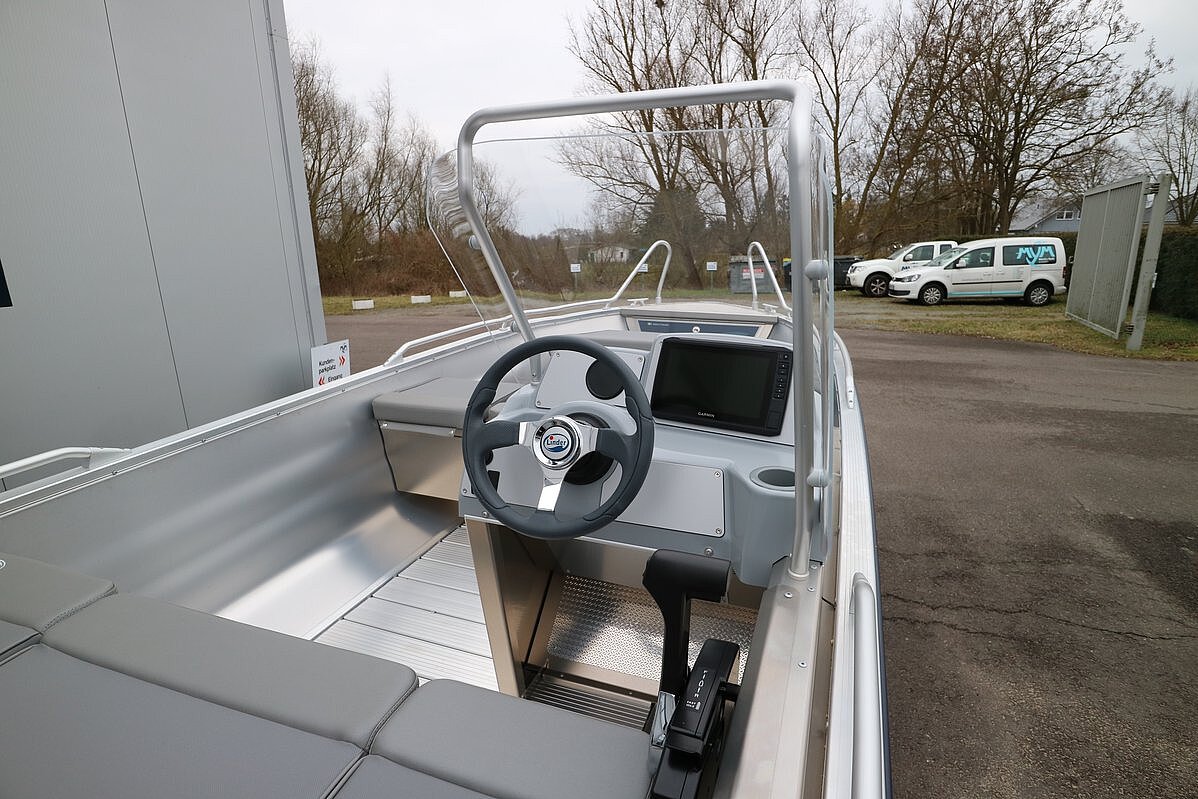 Dieses Bild zeigt unser Aluboot Linder Sportsman 445 Max inkl. Garmin 9" GPS  - Ansicht der Fahrerkabine