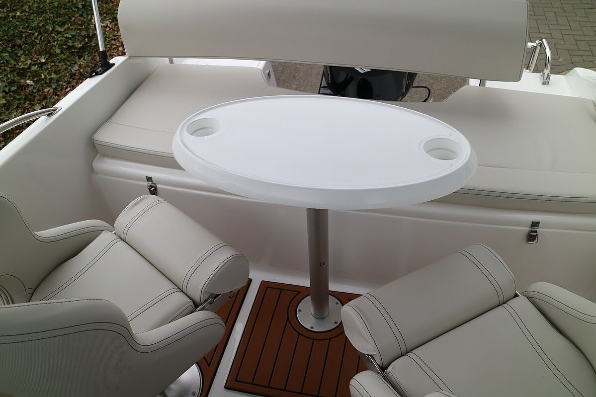 Dieses Bild zeigt unser Motorboot Aquila 5.3 Sundeck inkl. Motor - Heck mit Tisch 