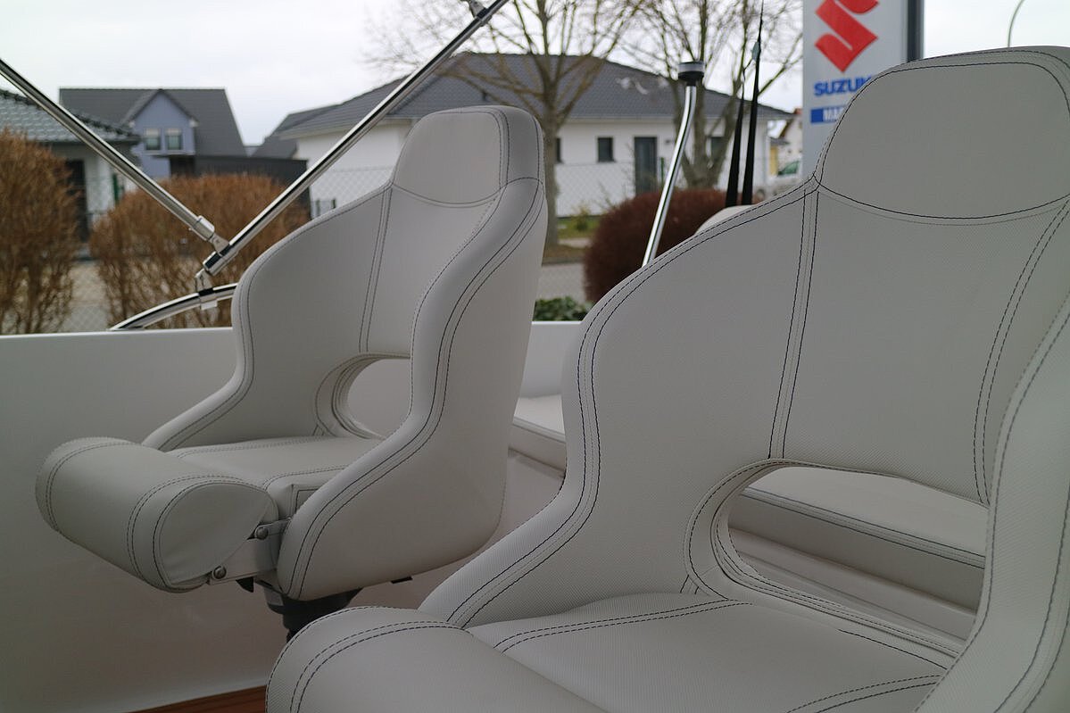 Dieses Bild zeigt unser Motorboot Aquila 5.3 Sundeck inkl. Motorr - Steuersitze