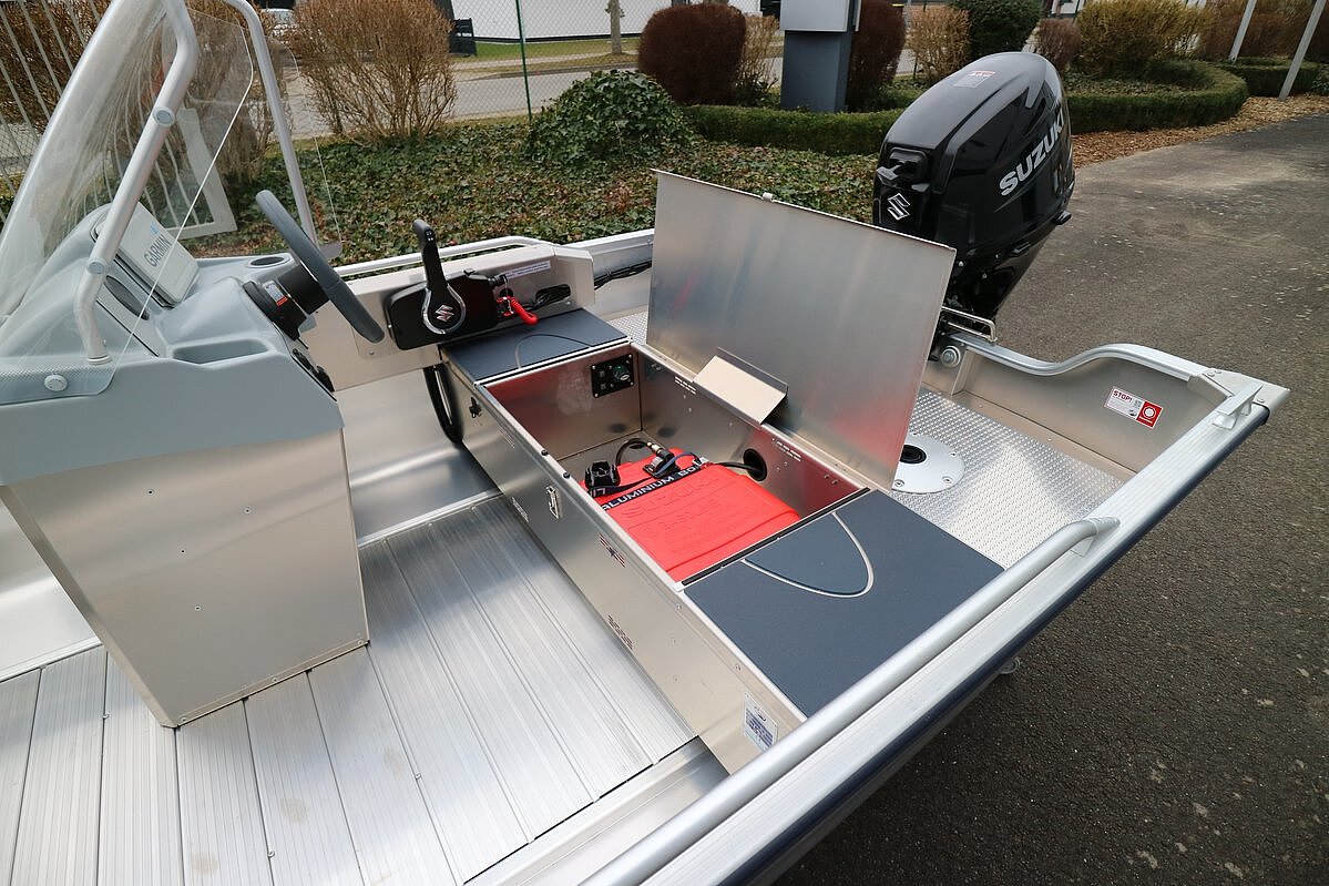 Dieses Bild zeigt unser Aluboot Linder Sportsman 445 Catch inkl. Garmin 9" GPS - Ansicht der Fahrerkabine mit geöffneten Staufach