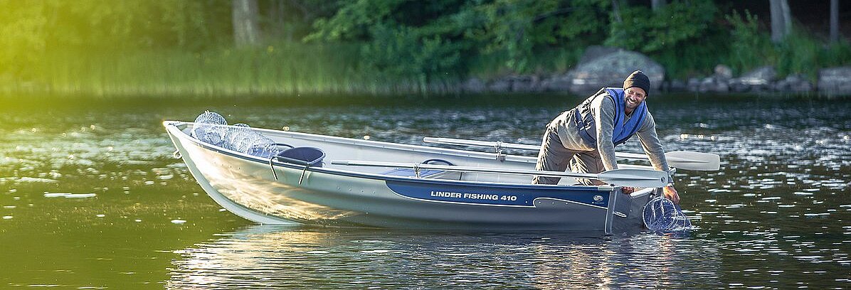 Linder Fishing 410 in Aktion, eine Person steht am Heck