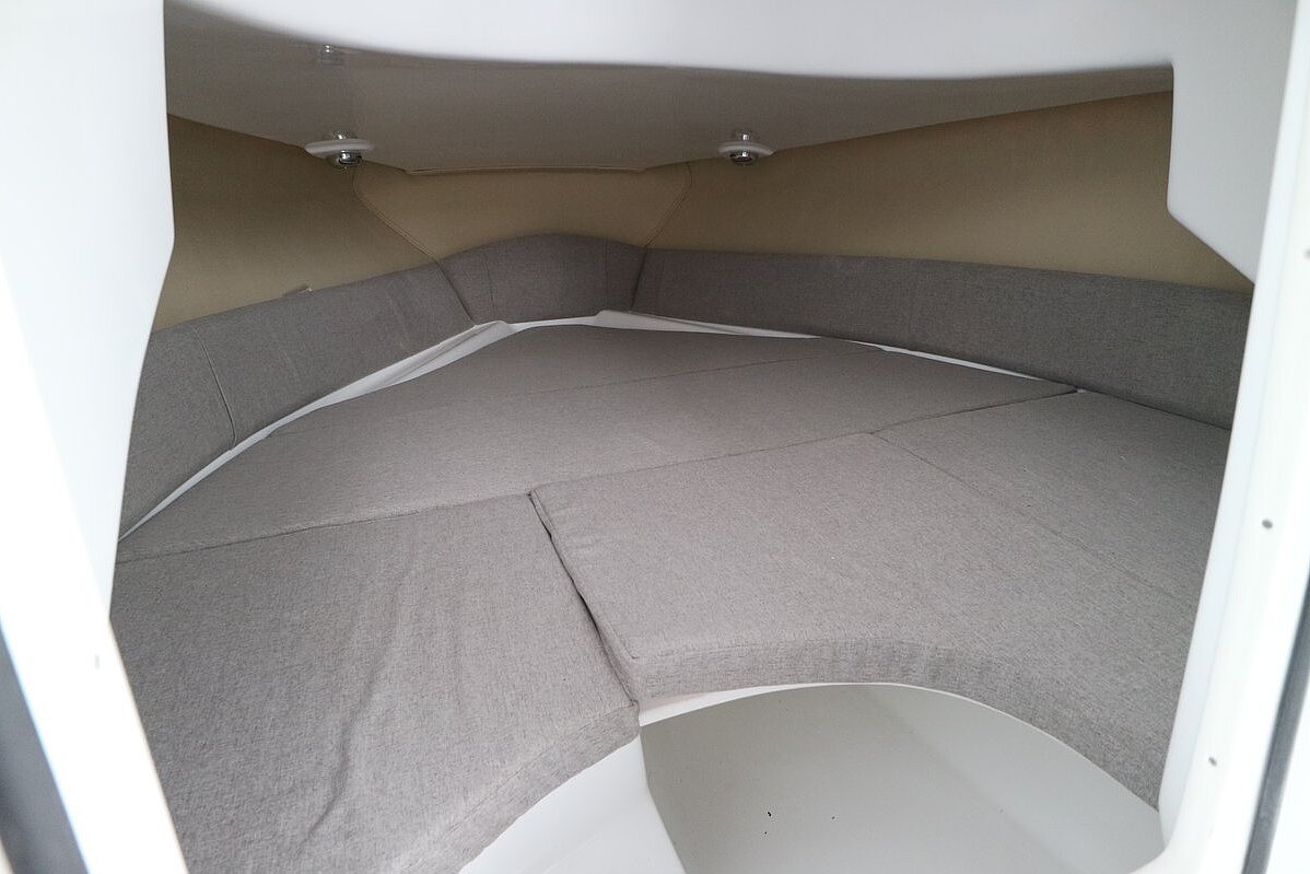 Dieses Bild zeigt unser Motorboot Saver 560 Walk Around - Kabinenbett
