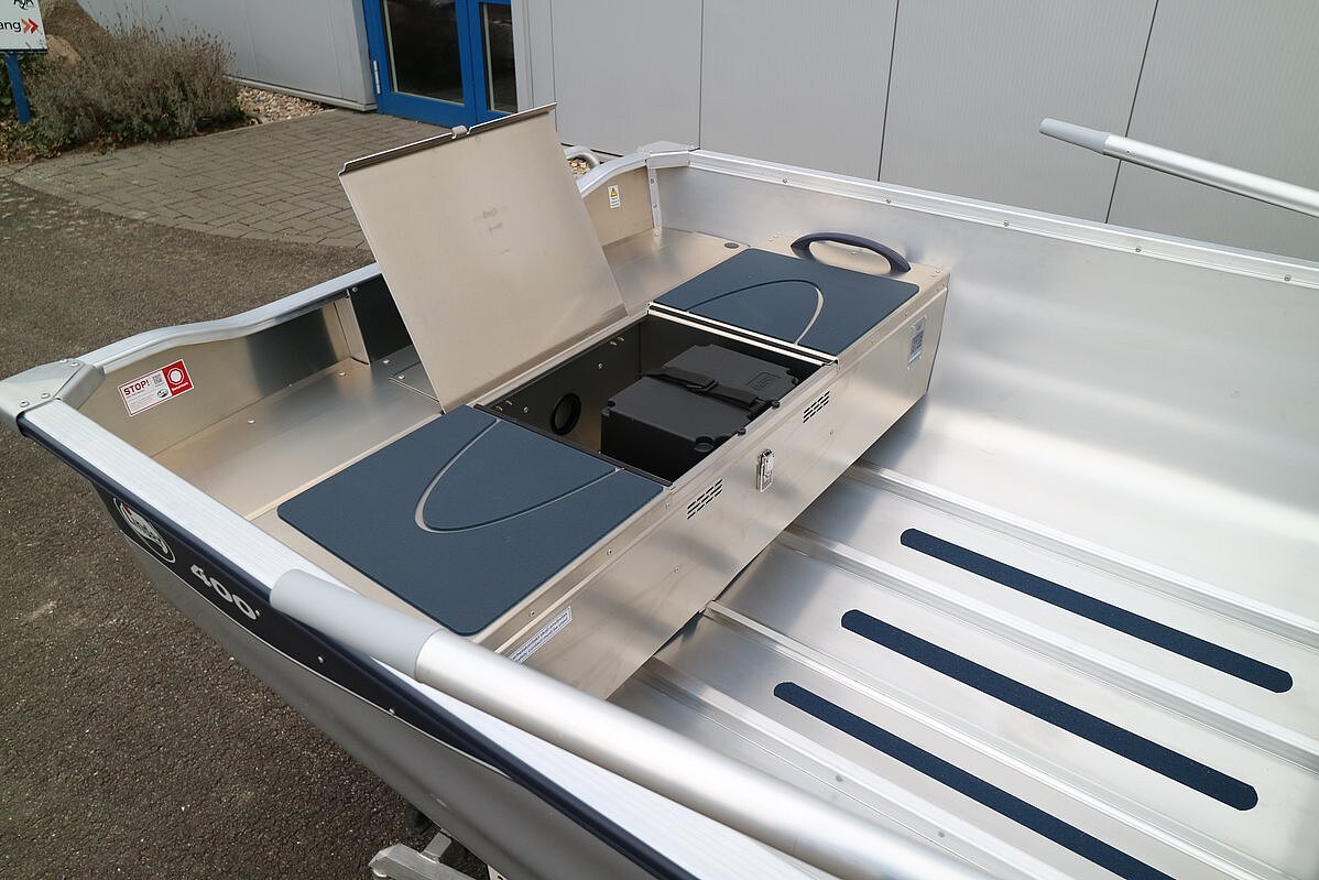 Dieses Bild zeigt die aufgeklappte Rückbank der Linder Sportsman 400.