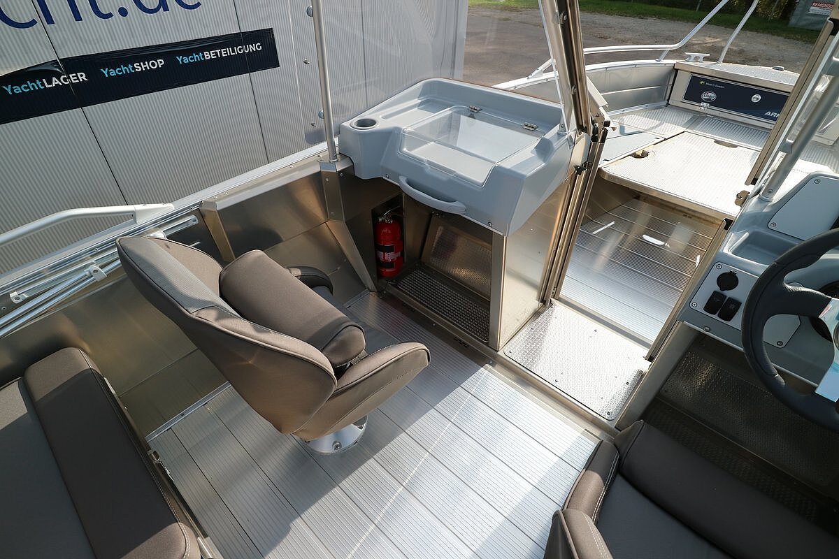 Dieses Bild zeigt unser Aluboot Linder Arkip 530 BR - Beifahrersitz