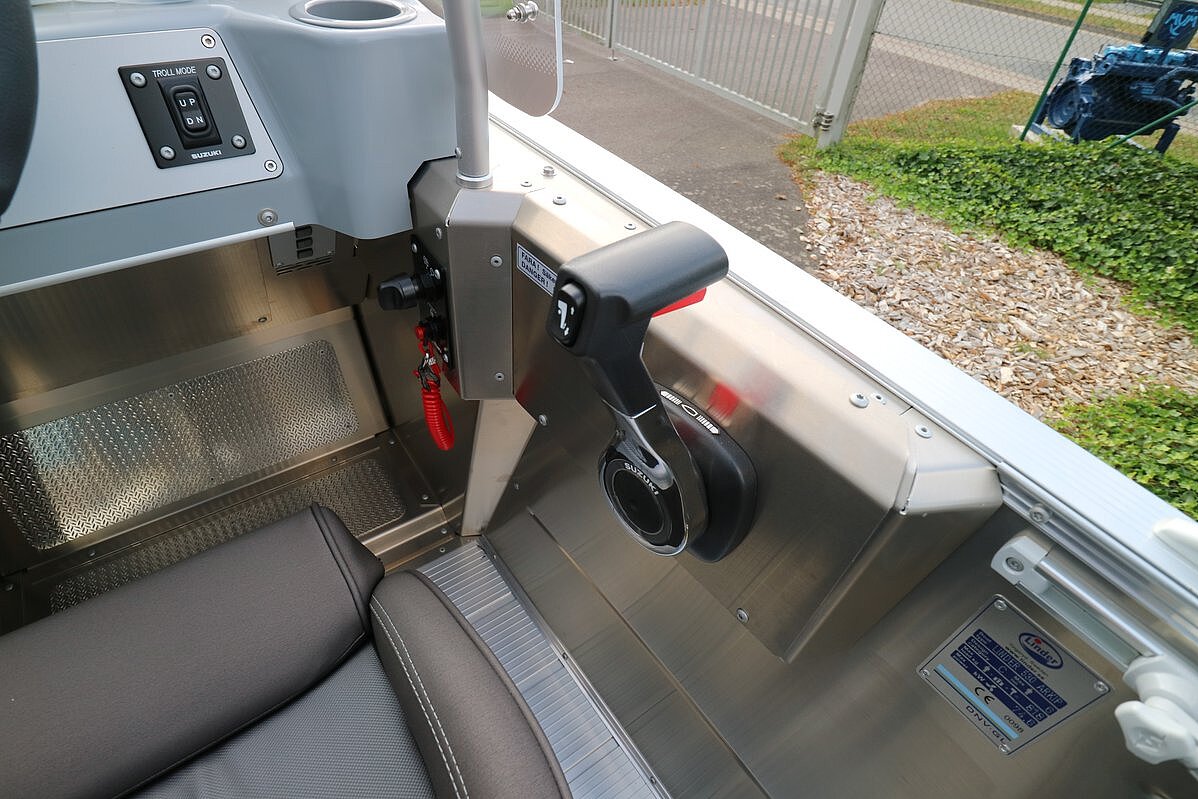 Dieses Bild zeigt den Gashebel der Linder ARKIP 530 BR inkl. Garmin.