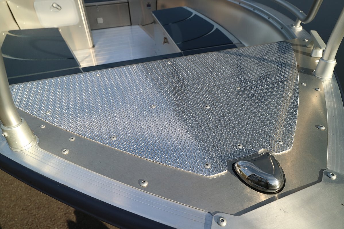 Dieses Bild zeigt den Bug der Linder ARKIP 460 inkl. Garmin.