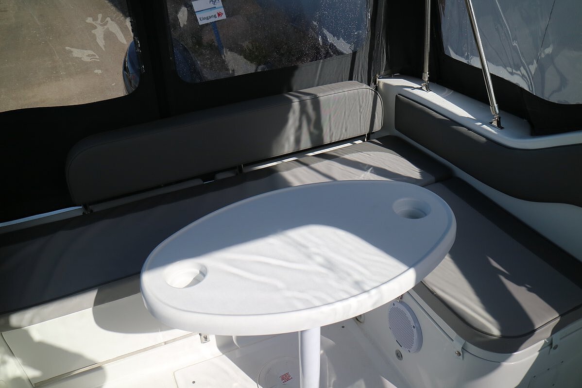 Dieses Bild zeigt unser Motorboot Saver 590 Cabin - Tisch mit Sitzbank