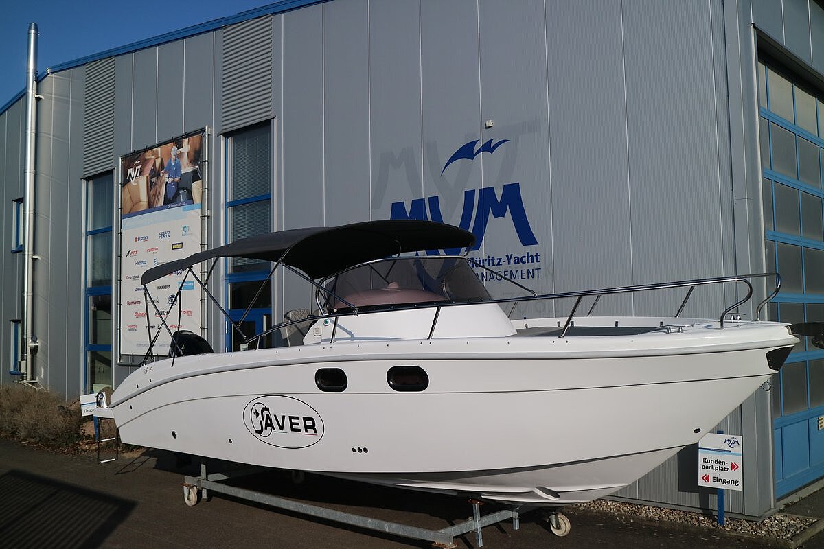 Dieses Bild zeigt unser Motorboot Saver 750 Walk Around - Seitenansicht