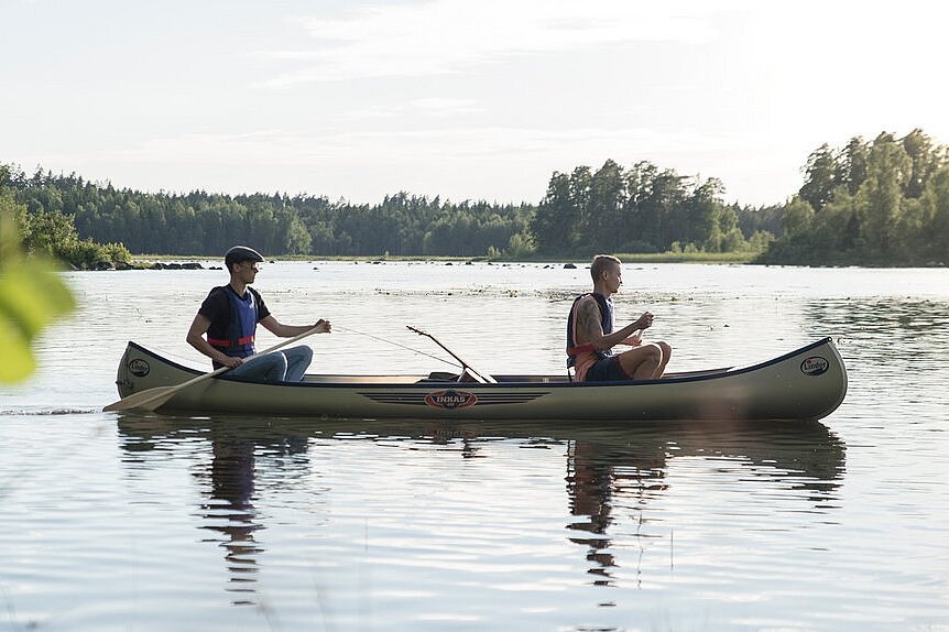 Dieses Bild zeigt zwei paddelnde Männer im Kanu.