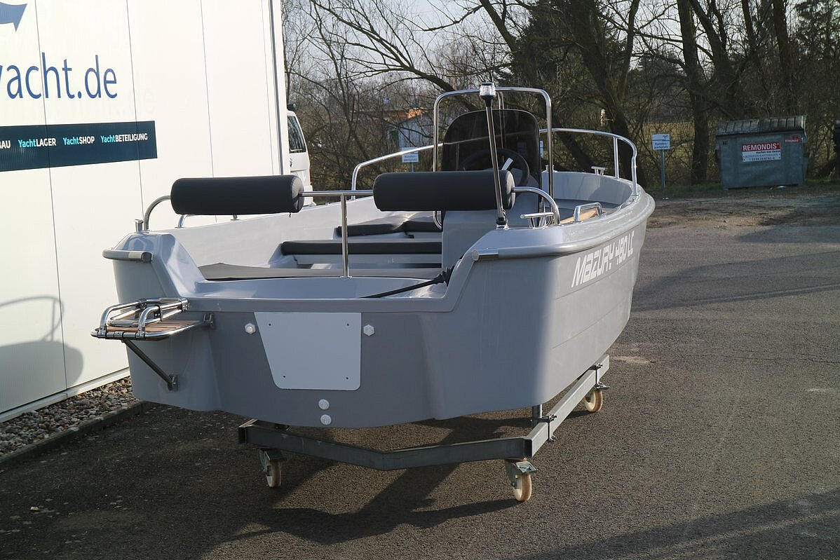 Das Bild zeigt unseren Mazury 480 LC von hinten.