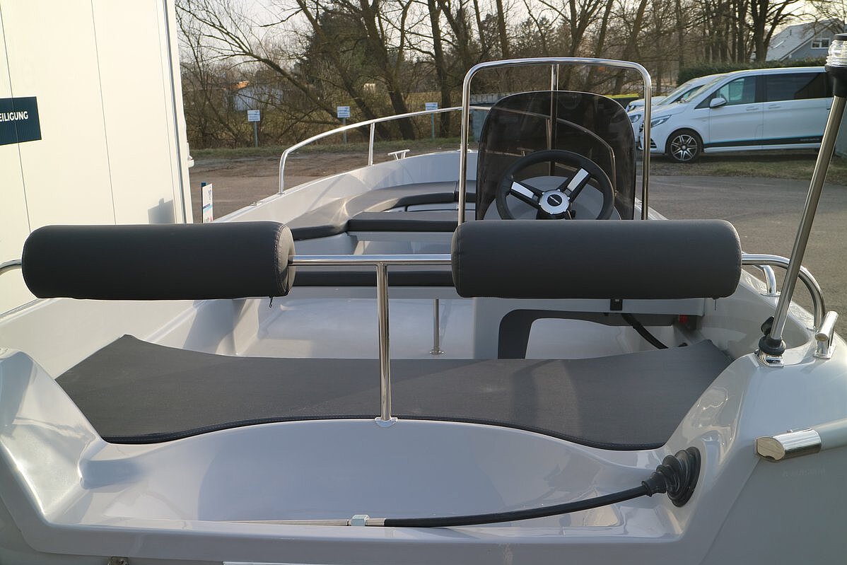 Das Bild zeigt unseren Mazury 480 LC Sitze und Steuer