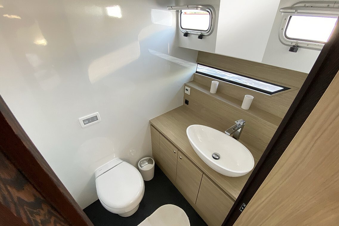 Dieses Bild zeigt unsere Yacht Vida - Discovery 47AC Luxury - Bad im Bug