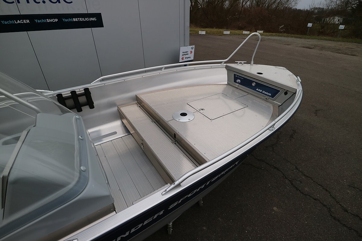Dieses Bild zeigt unser Aluboot Linder Sportsman 445 Catch inkl. Garmin 9" GPS  - Ansicht des Bugs mit verschiedenen Stauräumen
