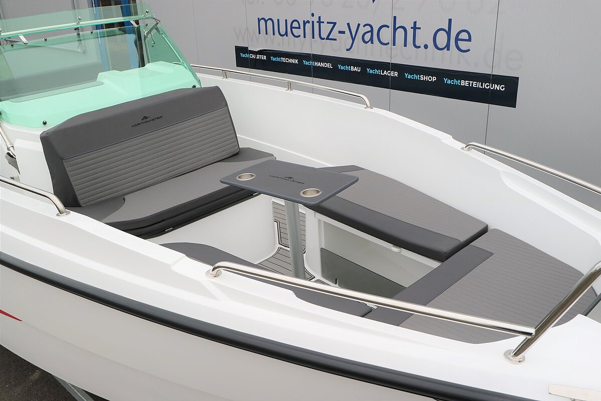 Dieses Bild zeigt unser Motorboot - Northmaster 645 Open - Ausstellungsboot - Ansicht vorne Liegefläche offen